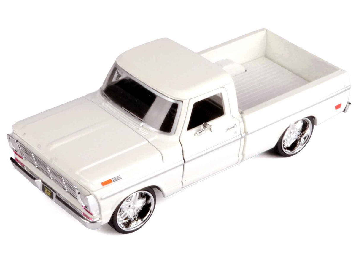 Motormax 1969 Ford F-100 Maxx Design Pickup, 1:24 — Cream