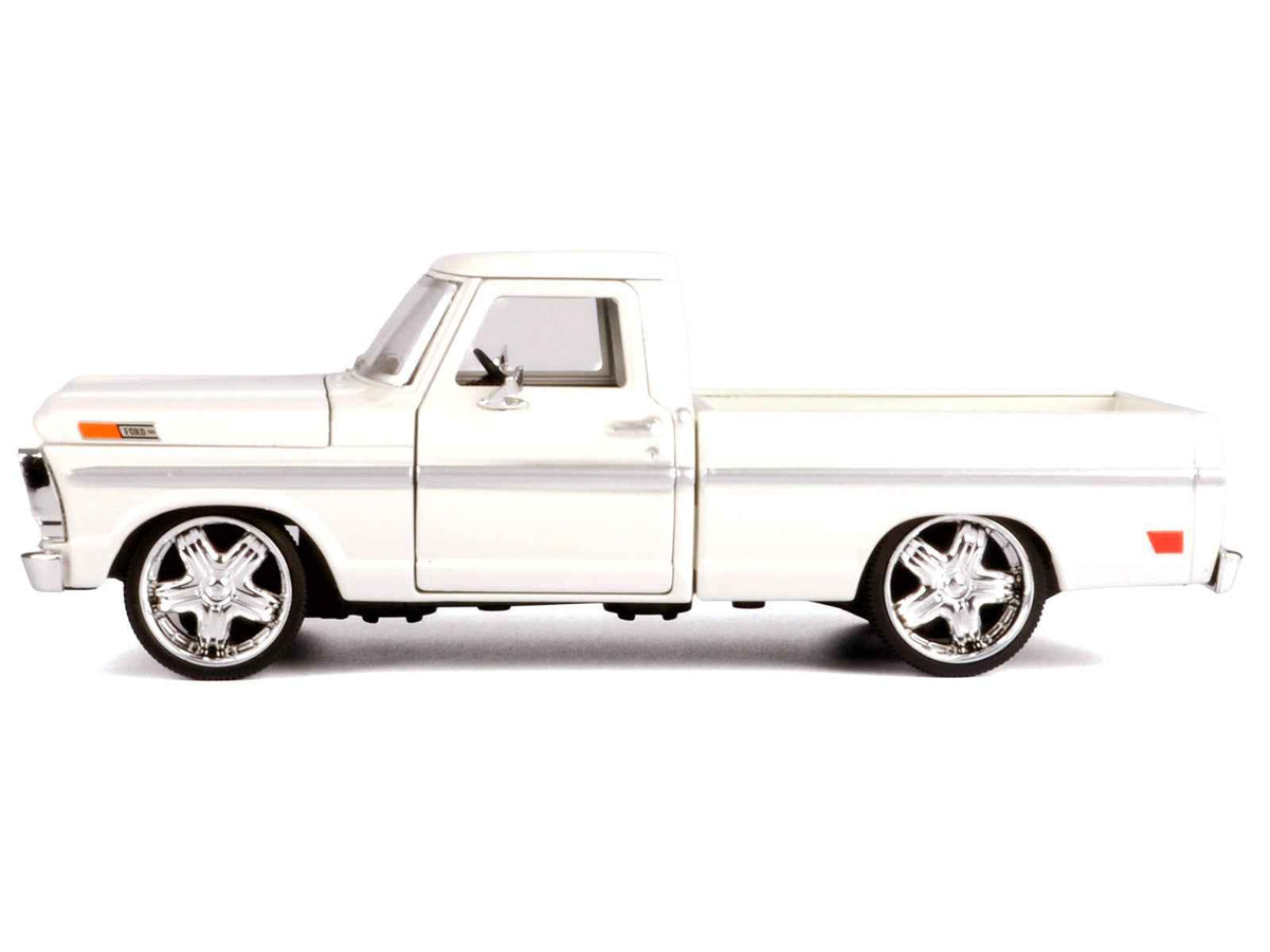 Motormax 1969 Ford F-100 Maxx Design Pickup, 1:24 — Cream