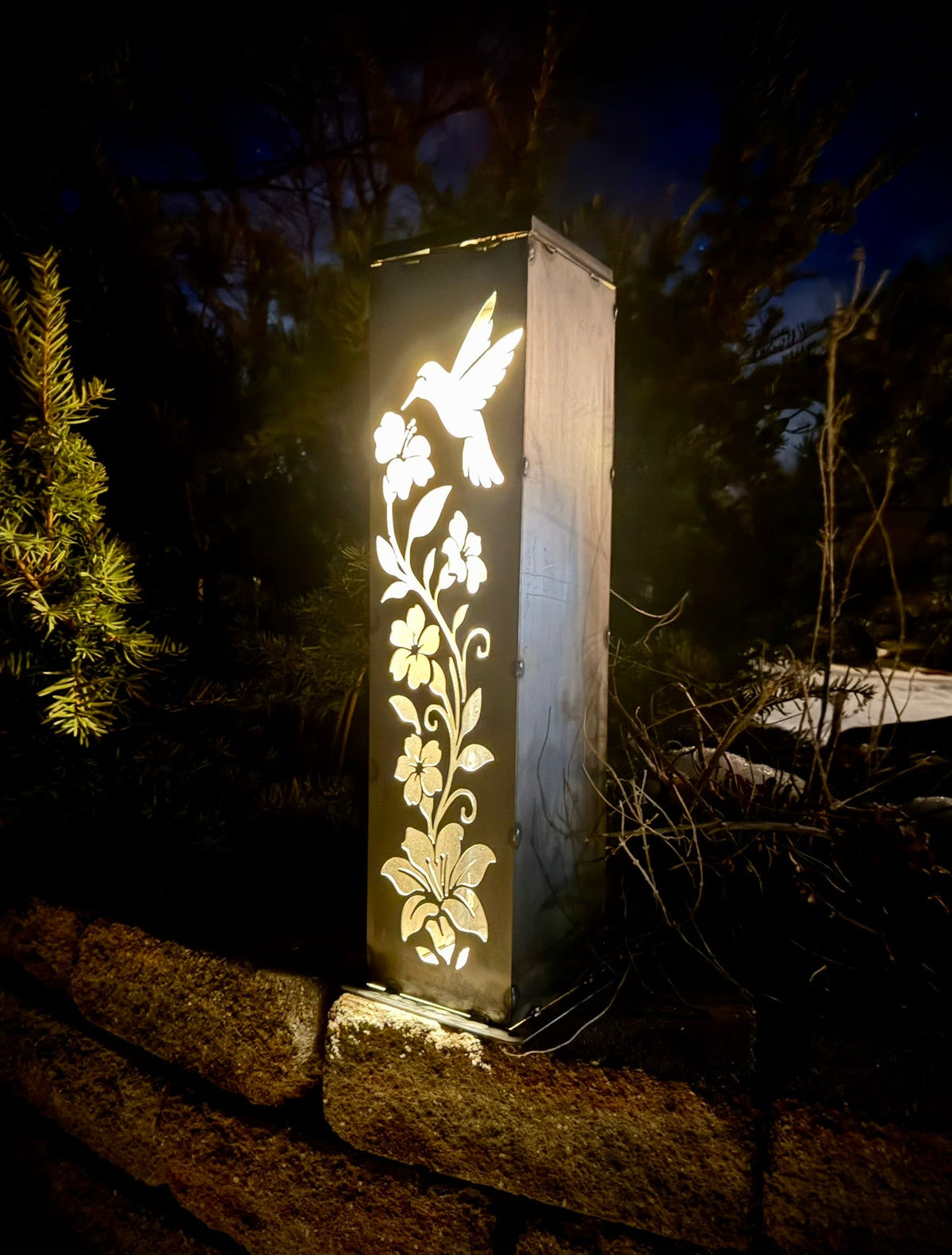 Hummingbird Solar Luminary Garden Pillar – Steel